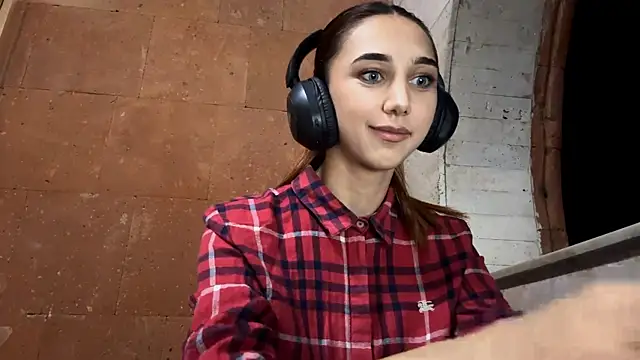 Snapshot of LinaMour chatting on 10, 9, 2025 LinaMour online show from 10, 9, 2025