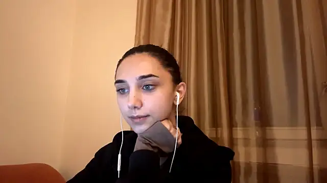 Snapshot of LinaMour chatting on 5, 10, 2025 LinaMour online show from 5, 10, 2025