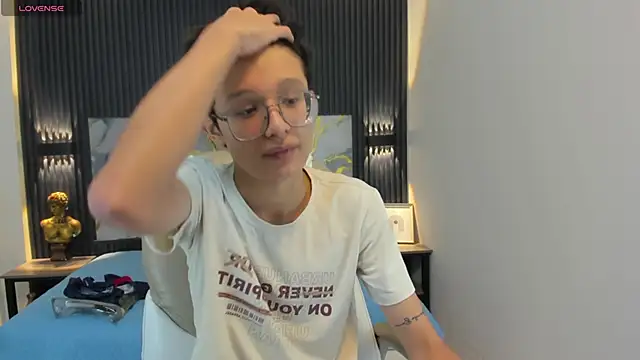 SantiagoRusso18 online show from 30, 10, 2025