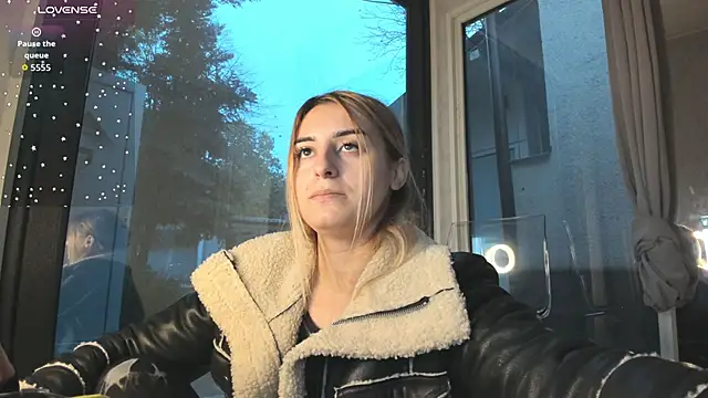 Ella Vee online show from 23, 11, 2025