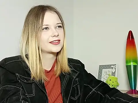 Snapshot of LydiaYoung chatting on 9, 10, 2025 LydiaYoung online show from 9, 10, 2025