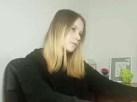 Snapshot of LydiaYoung chatting on 6, 11, 2025 LydiaYoung online show from 6, 11, 2025