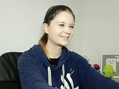 Snapshot of LydiaYoung chatting on 7, 11, 2025 LydiaYoung online show from 7, 11, 2025