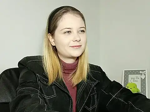 Snapshot of LydiaYoung chatting on 11, 11, 2025 LydiaYoung online show from 11, 11, 2025