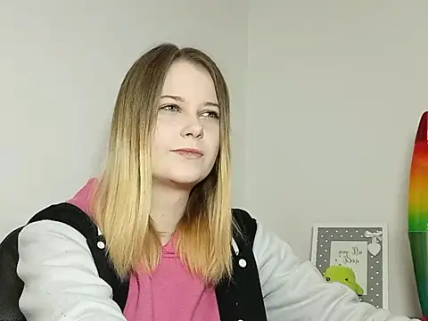 Snapshot of LydiaYoung chatting on 13, 11, 2025 LydiaYoung online show from 13, 11, 2025