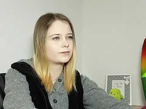 Snapshot of LydiaYoung chatting on 14, 11, 2025 LydiaYoung online show from 14, 11, 2025