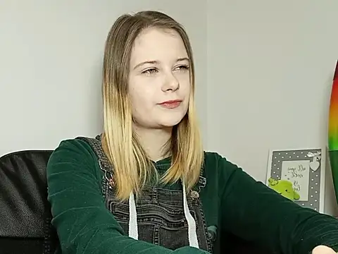 Snapshot of LydiaYoung chatting on 20, 11, 2025 LydiaYoung online show from 20, 11, 2025