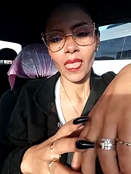 BellaHaddid online show from 2, 10, 2025