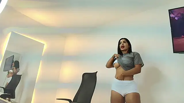Snapshot of fitnessmommy chatting on 8, 9, 2025 fitnessmommy online show from 8, 9, 2025