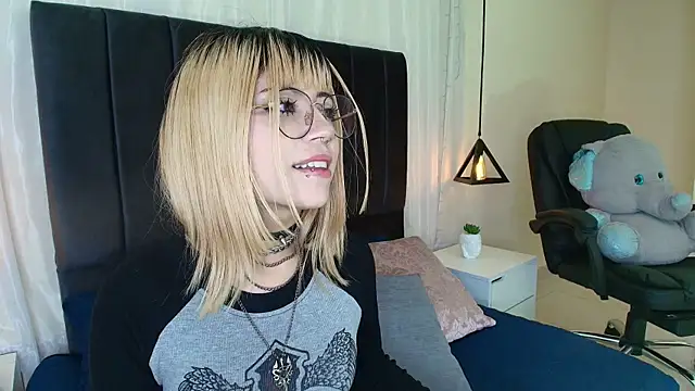 Snapshot of IvyBelle_ chatting on 14, 10, 2025 IvyBelle online show from 14, 10, 2025