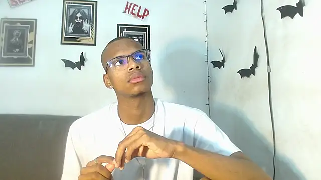 Snapshot of criss_zuri chatting on 29, 10, 2025 criss zuri online show from 29, 10, 2025