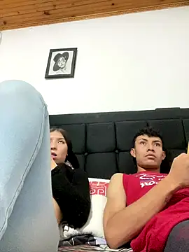 Snapshot of coupledesire18 chatting on 17, 10, 2025 coupledesire18 online show from 17, 10, 2025