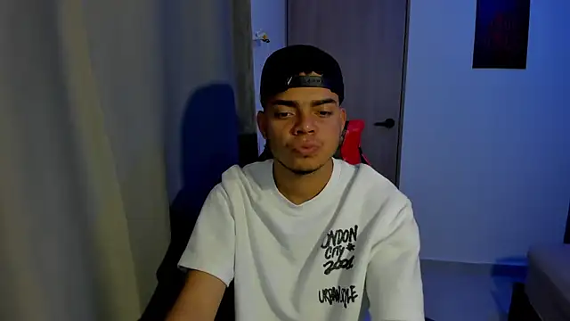 Axel-Latin-Boy online show from 16, 9, 2025