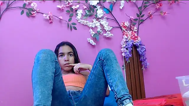 skinnysofia18 online show from 10, 9, 2025