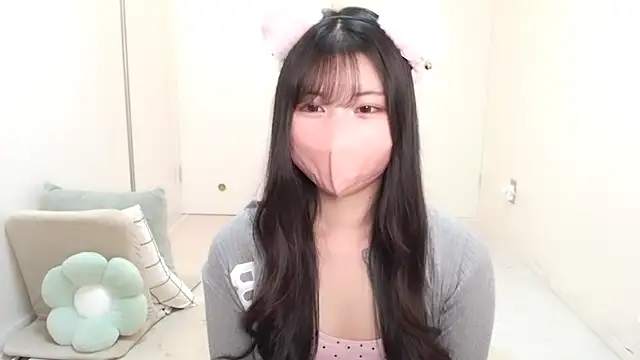 Snapshot of moka-neko chatting on 4, 11, 2025 moka-neko online show from 4, 11, 2025