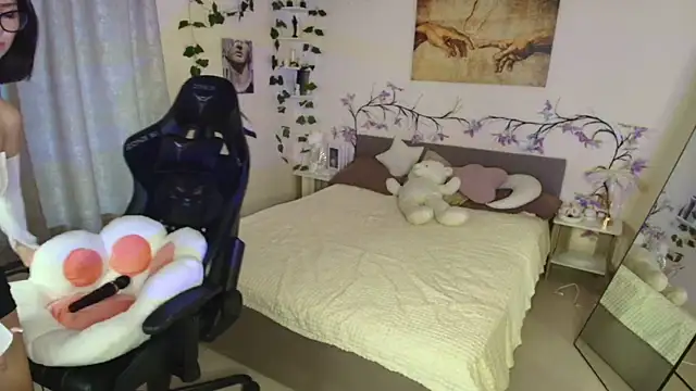 Lunara  Adams online show from 28, 9, 2025