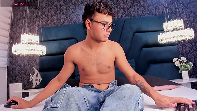 Tthiago cruz online show from 3, 11, 2025