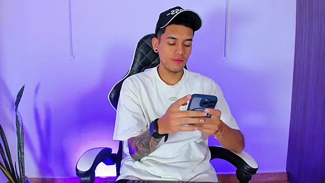 Nickyblazze  online show from 13, 10, 2025