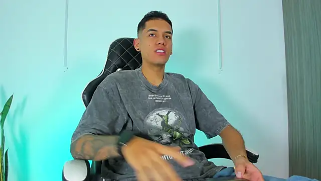 Nickyblazze  online show from 15, 10, 2025