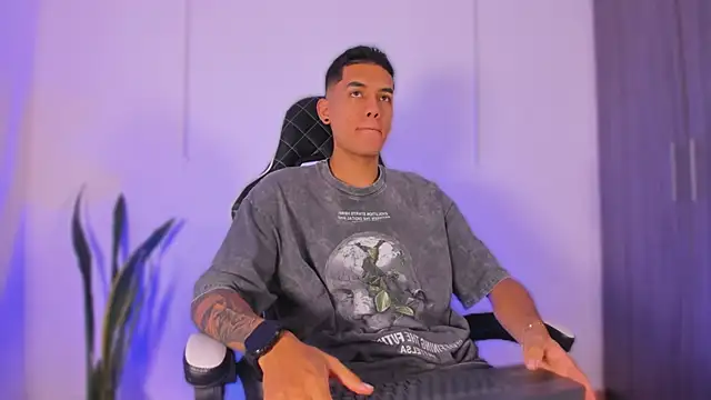 Nickyblazze  online show from 24, 10, 2025