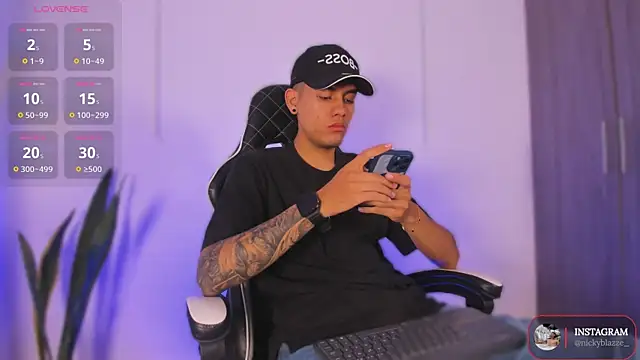 Nickyblazze  online show from 12, 11, 2025