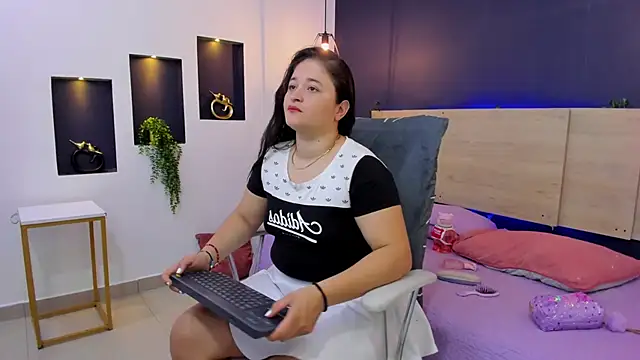 aradia kiss online show from 2, 11, 2025