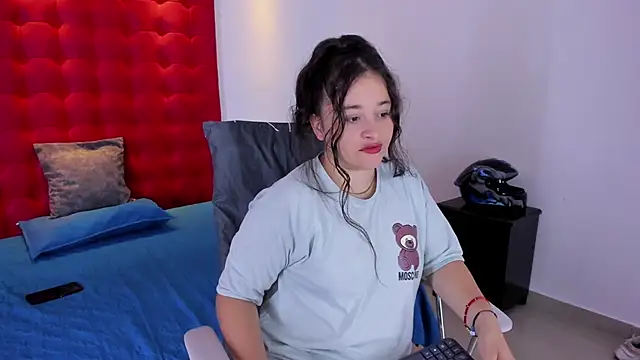 aradia kiss online show from 4, 11, 2025