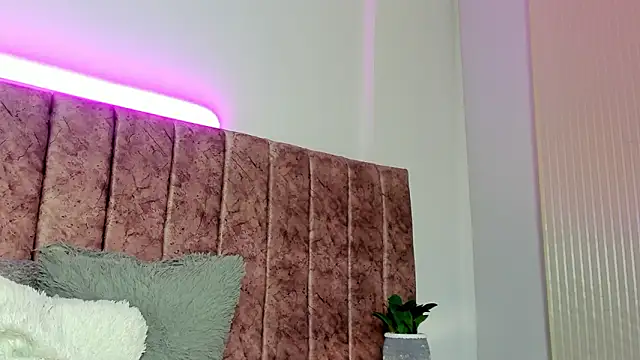 Ambeer fox  online show from 6, 3, 2026