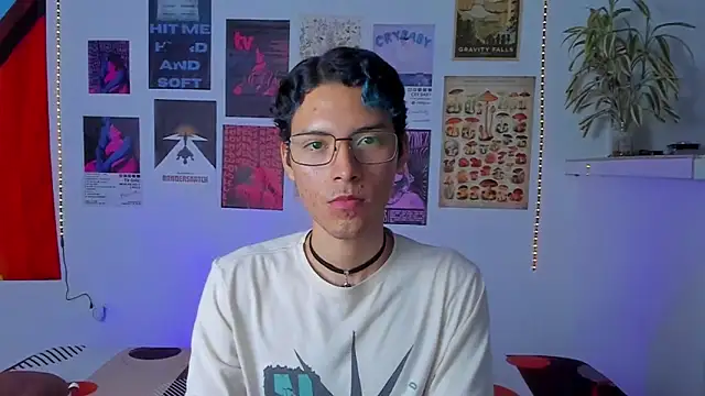 Snapshot of Michael_blue01 chatting on 16, 12, 2025 Michael blue01 online show from 16, 12, 2025