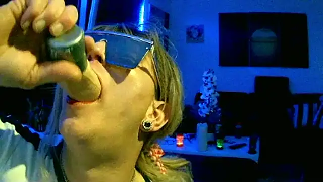 Snapshot of hellgirl1980 chatting on 11, 11, 2025 hellgirl1980 online show from 11, 11, 2025