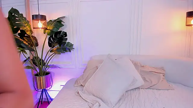 Dafne Hillss online show from 28, 10, 2025