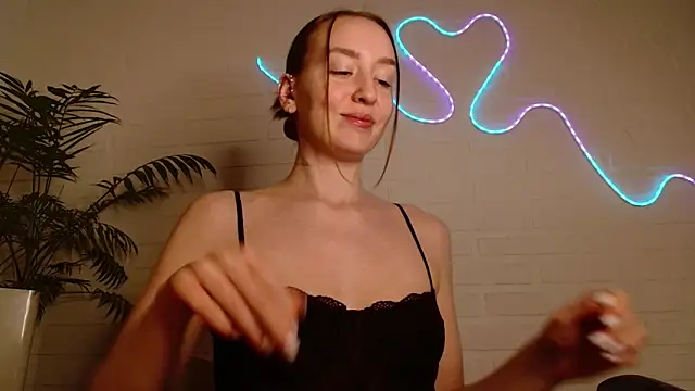 Snapshot of WhitePrincessLuna chatting on 5, 3, 2026 WhitePrincessLuna online show from 5, 3, 2026