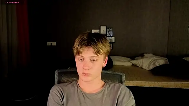 Snapshot of LouieEvans chatting on 12, 10, 2025 LouieEvans online show from 12, 10, 2025