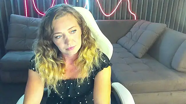 Snapshot of DaisyBlueEyes chatting on 10, 9, 2025 DaisyBlueEyes online show from 10, 9, 2025