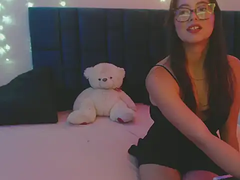 nikolle huyt online show from 11, 9, 2025