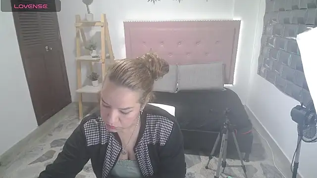 Dulce  Lovee online show from 2, 12, 2025