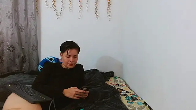 Snapshot of AmbarAndValery chatting on 12, 10, 2025 AmbarAndValery online show from 12, 10, 2025