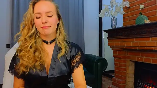 Snapshot of Hloya_Mei chatting on 15, 10, 2025 Hloya Mei online show from 15, 10, 2025