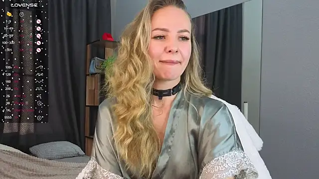 Snapshot of Hloya_Mei chatting on 23, 10, 2025 Hloya Mei online show from 23, 10, 2025