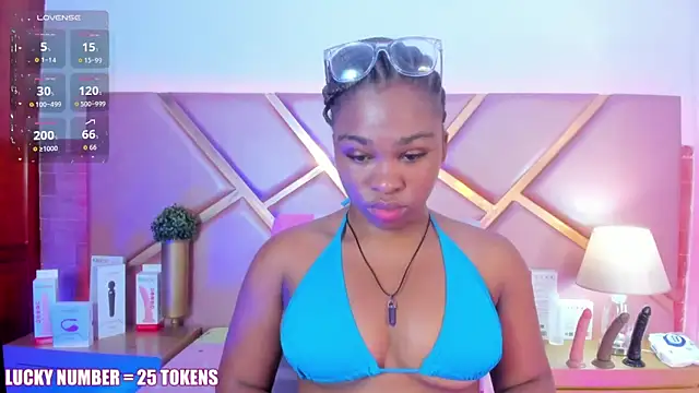 Snapshot of SophieSinclair chatting on 3, 3, 2026 SophieSinclair online show from 3, 3, 2026