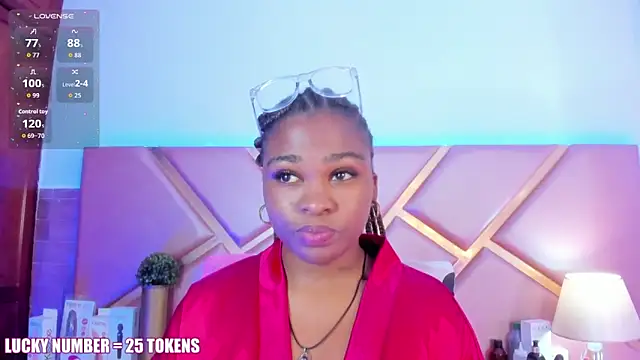 Snapshot of SophieSinclair chatting on 5, 3, 2026 SophieSinclair online show from 5, 3, 2026