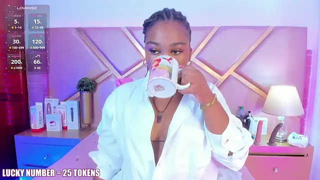 Snapshot of SophieSinclair chatting on 7, 3, 2026 SophieSinclair online show from 7, 3, 2026