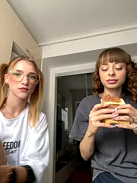 Snapshot of BabyBee_ chatting on 12, 10, 2025 BabyBee online show from 12, 10, 2025