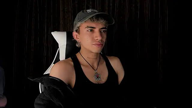 Snapshot of guynextdo0r chatting on 17, 12, 2025 guynextdo0r online show from 17, 12, 2025