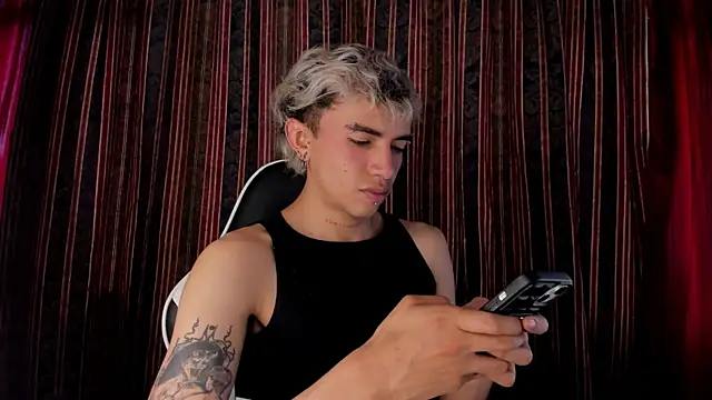 Snapshot of guynextdo0r chatting on 21, 12, 2025 guynextdo0r online show from 21, 12, 2025