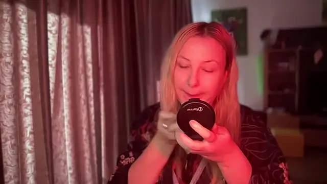 Snapshot of BikiHellena chatting on 9, 11, 2025 BikiHellena online show from 9, 11, 2025