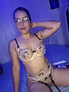 Snapshot of Chloe_y_Dante chatting on 9, 10, 2025 Chloe y Dante online show from 9, 10, 2025