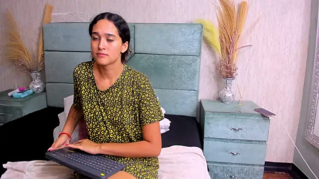 NatashaLimaa online show from 2, 11, 2025