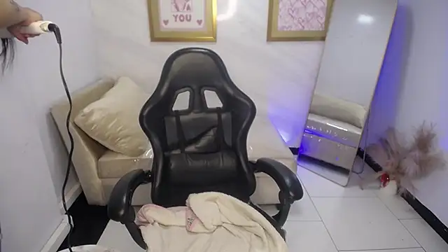 Snapshot of Mialover_v chatting on 7, 11, 2025 Mialover v online show from 7, 11, 2025