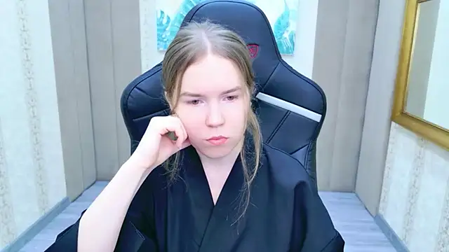 Snapshot of Alida_Brice chatting on 18, 12, 2025 Alida Brice online show from 18, 12, 2025